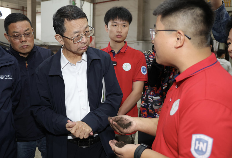海南东方有机循环利用科技小院学生正在向张福锁院士(左)及评审专家介绍其主导研发的有机肥。王晓 摄 海南东方有机循环利用科技小院学生正在向张福锁院士(左)及评审专家介绍其主导研发的有机肥。王晓 摄