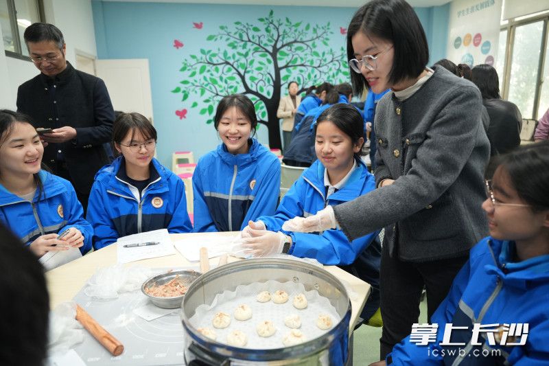 数学老师李萍指导学生们做小笼包。 均为长沙晚报全媒体记者林暘摄