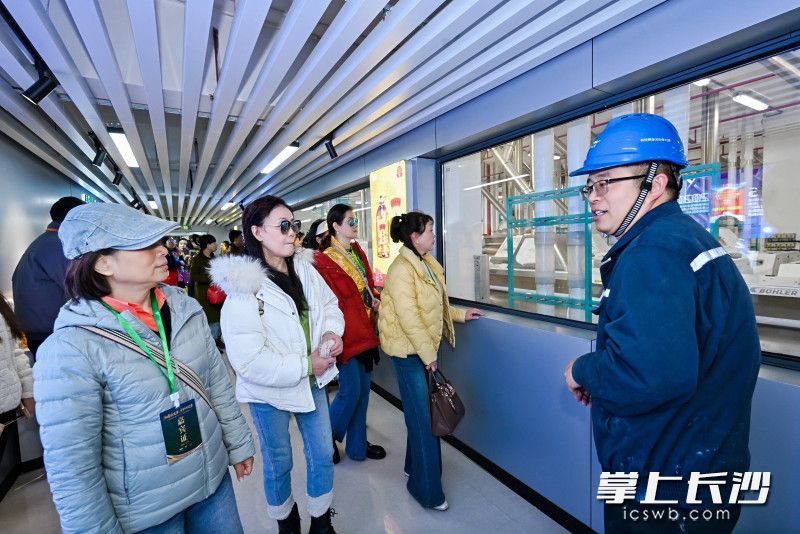 首批银龄研学团成员走进益海嘉里望城工厂参观。 均为通讯员供图 首批银龄研学团成员走进益海嘉里望城工厂参观。 均为通讯员供图