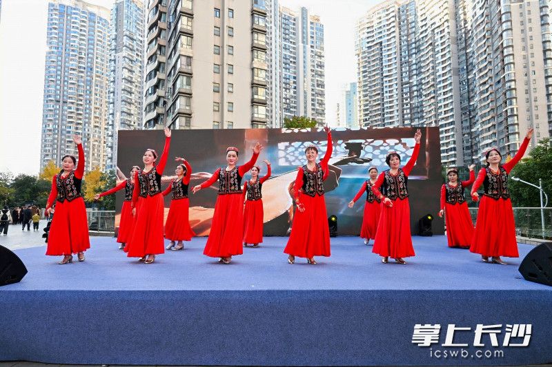29日,益海嘉里金龙鱼“湖南社区健康行”系列活动首站走进北辰三角洲小区。 29日,益海嘉里金龙鱼“湖南社区健康行”系列活动首站走进北辰三角洲小区。