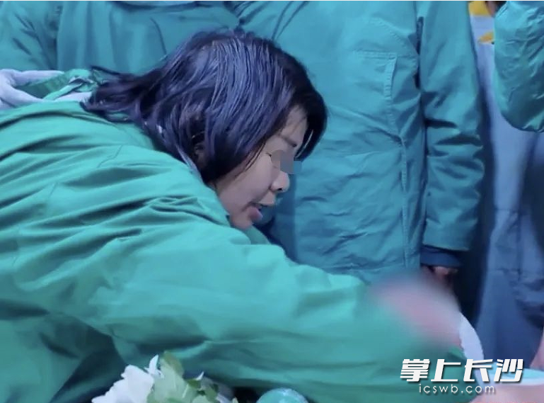 刘国平的妈妈强忍悲痛和他道别。 均为长沙晚报通讯员夏旭东供图 刘国平的妈妈强忍悲痛和他道别。 均为长沙晚报通讯员夏旭东供图