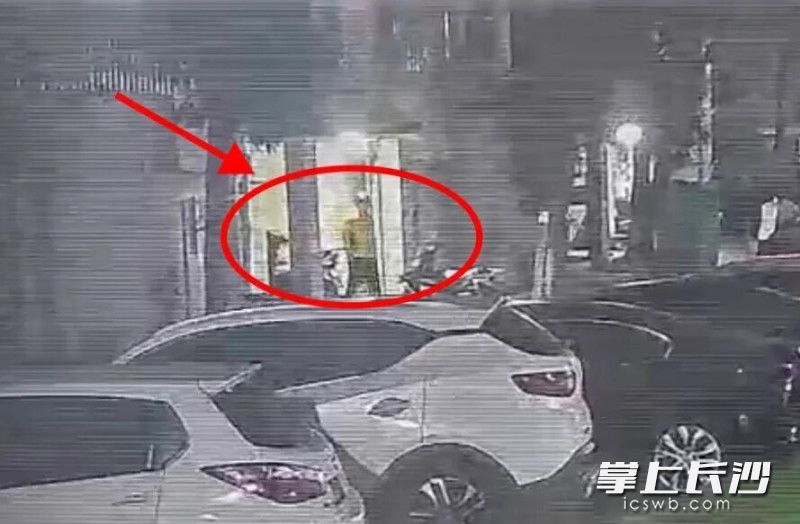 监控锁定了犯罪嫌疑人段某。 开福公安供图
