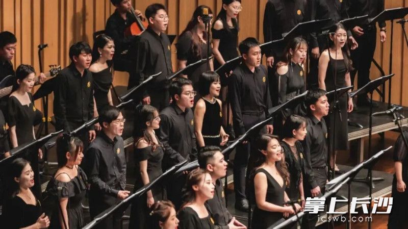 海南聆听合唱团在演出中。