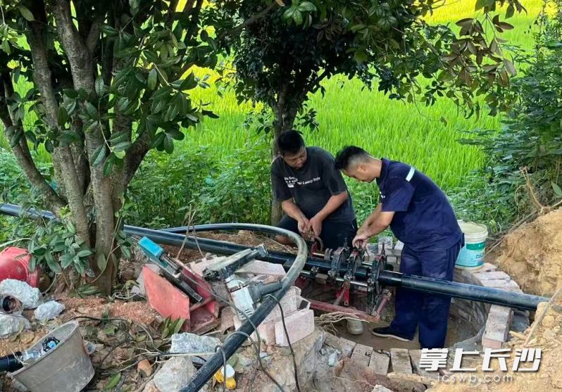 望城区双兴村通过人民建议征集转化，实现自来水管网全覆盖。图为自来水管施工现场。均为资料图片
