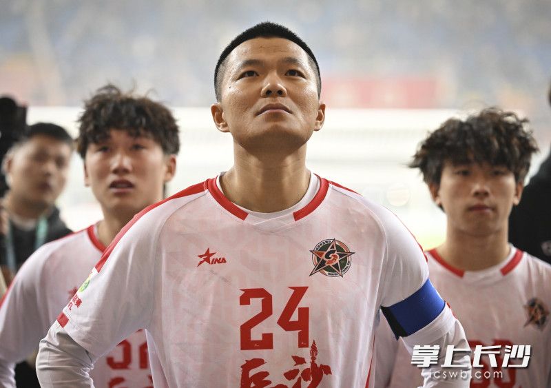 与永州队的半决赛后,长沙队队员赛后答谢球迷。长沙晚报全媒体记者 余劭劼 摄 与永州队的半决赛后,长沙队队员赛后答谢球迷。长沙晚报全媒体记者 余劭劼 摄