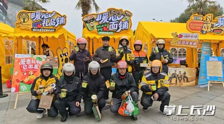 汤达人设立“暖心面铺”点位，现场派发10000杯汤达人杯面，为骑手们送上暖心的元气热面。