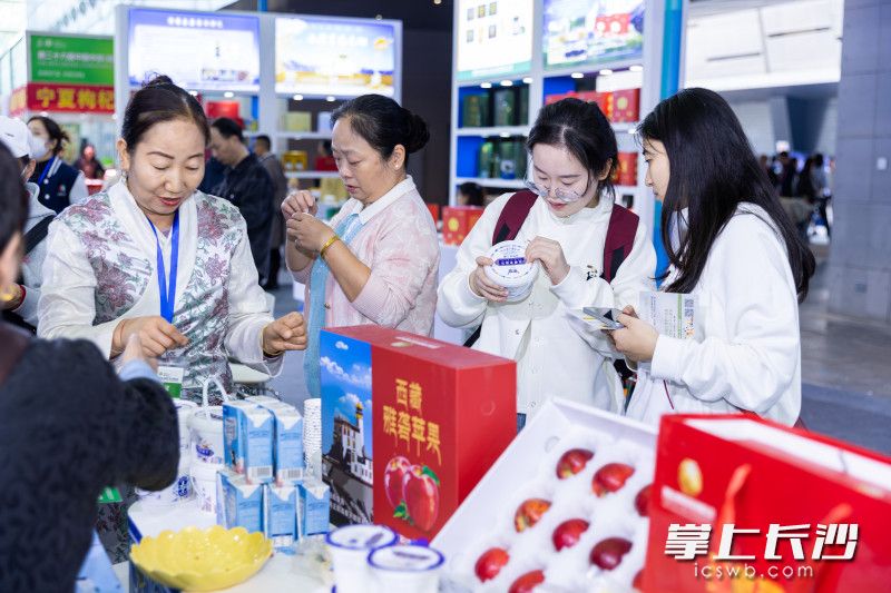2025年农博会期间,长沙援藏队再次把贡嘎好物带到湖南乡亲面前。 2025年农博会期间,长沙援藏队再次把贡嘎好物带到湖南乡亲面前。