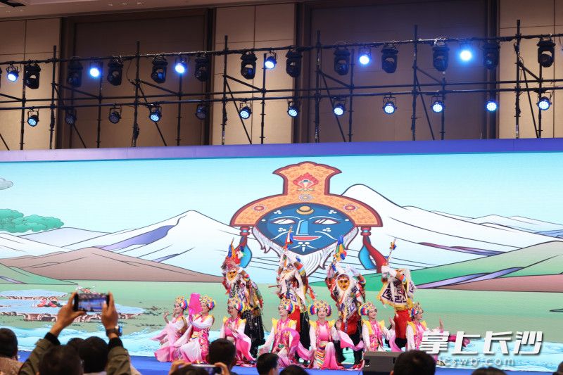 2025年11月,贡嘎县艺术团在长沙舞台上带来了精彩的藏戏表演。 2025年11月,贡嘎县艺术团在长沙舞台上带来了精彩的藏戏表演。