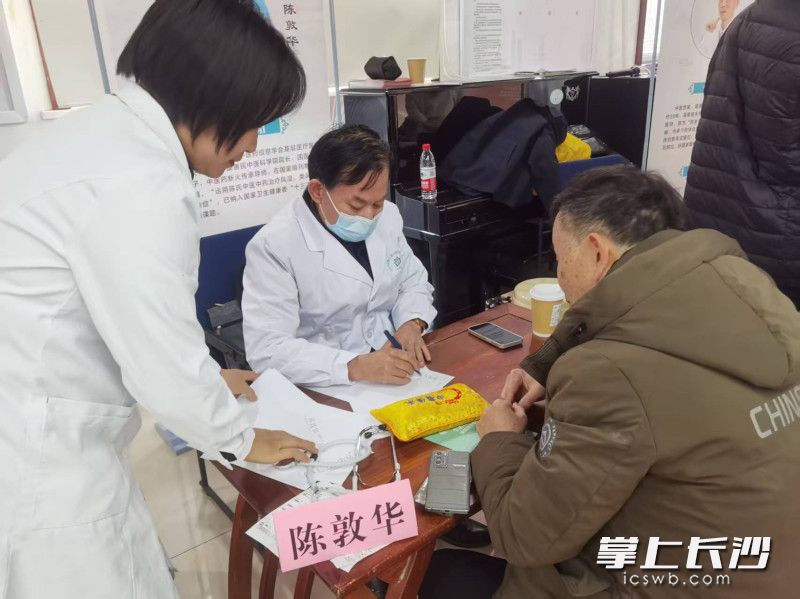 名老中医及青年骨干医师走进社区。 名老中医及青年骨干医师走进社区。