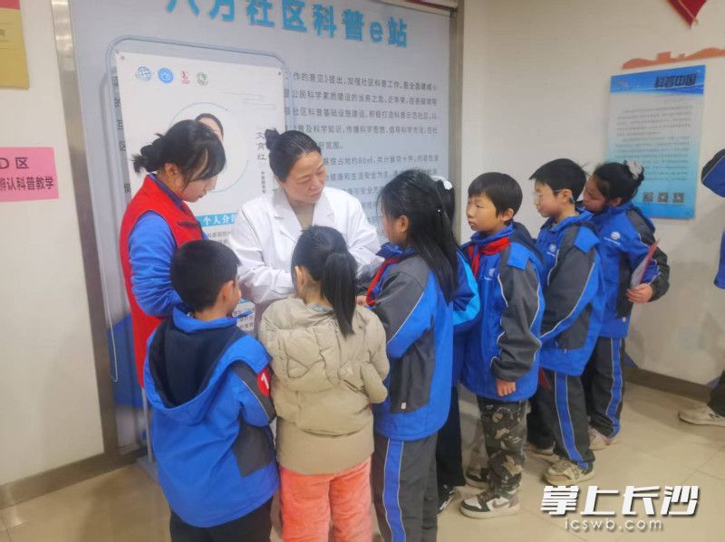 青少年开展沉浸式体验。 青少年开展沉浸式体验。