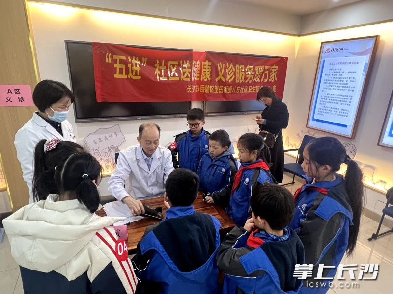 “小小中医”公益体验课堂现场。 “小小中医”公益体验课堂现场。