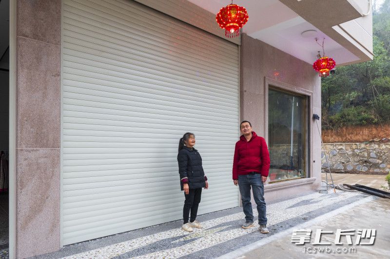 陈林交为了增添年味,给家门口挂上了灯笼。 陈林交为了增添年味,给家门口挂上了灯笼。