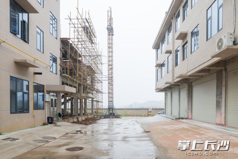 集镇新区安置区已经有部分居民陆续入住。 集镇新区安置区已经有部分居民陆续入住。