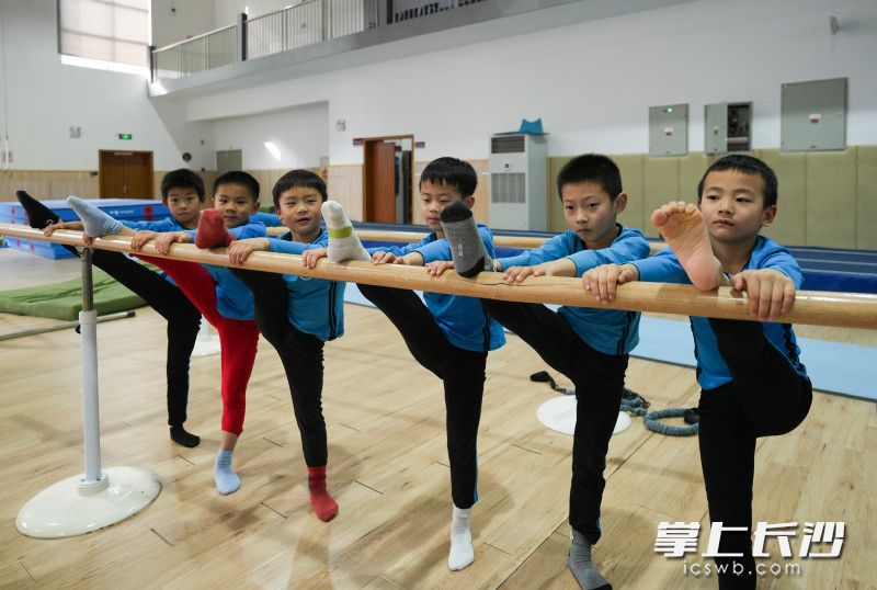 小运动员们压腿。