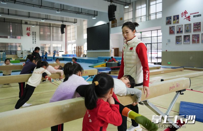 教练员指导训练动作。