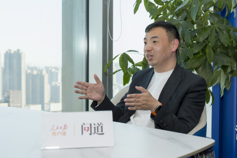 刊发鸣鸣很忙董事长晏周在接受人民日报客户端的采访。 均为长沙晚报通讯员 谢海 供图 刊发鸣鸣很忙董事长晏周在接受人民日报客户端的采访。 均为长沙晚报通讯员 谢海 供图