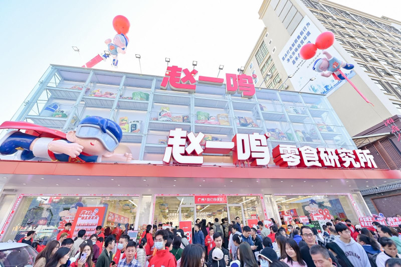 赵一鸣门店前,消费者人潮涌动。 赵一鸣门店前,消费者人潮涌动。