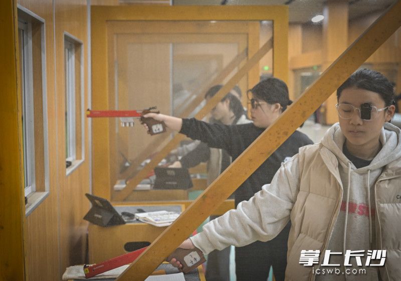 女子手枪队员射击间隙调整呼吸节奏。