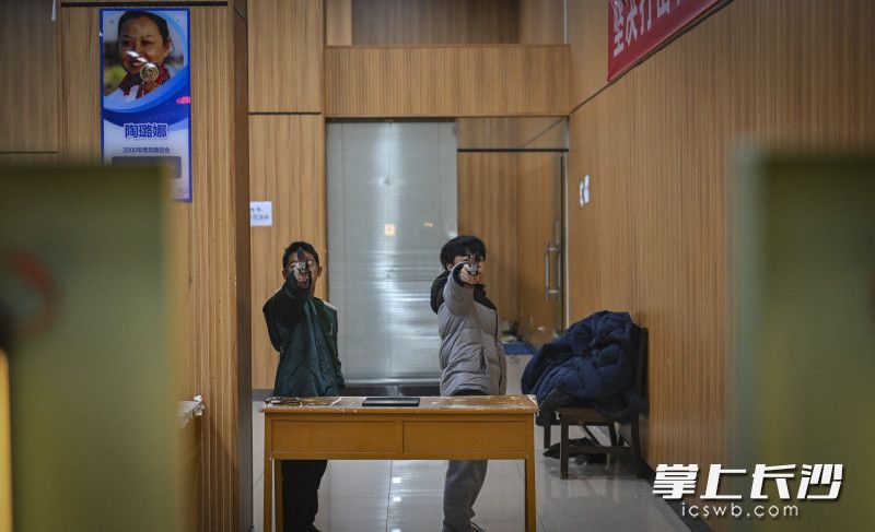 新队员正在练习射击动作。