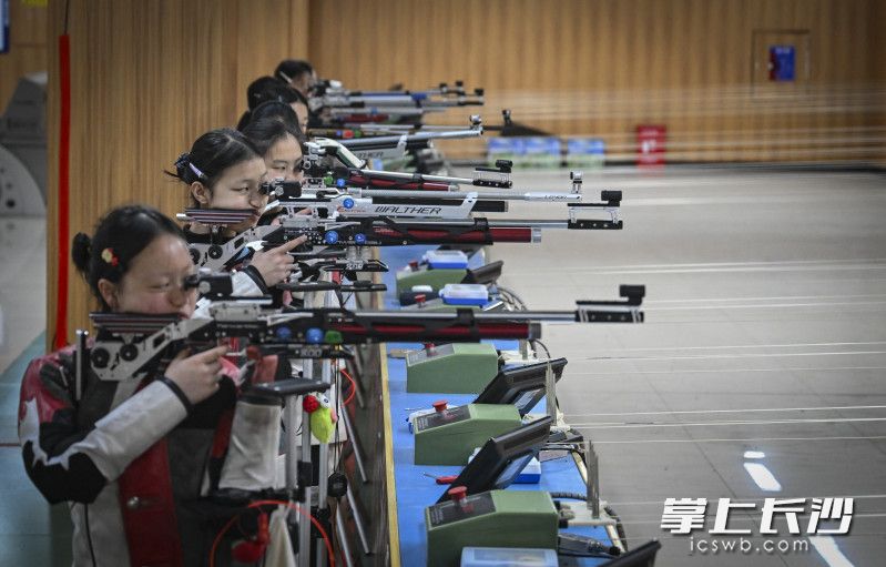 贺龙体校射击队女子步枪队员在训练中。 均为长沙晚报全媒体记者余劭劼摄