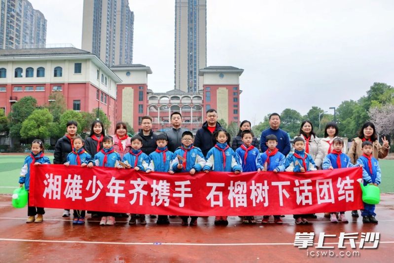 开福区清水塘江湾小学经常与少数民族地区学校开展各种交流活动。 开福区清水塘江湾小学经常与少数民族地区学校开展各种交流活动。