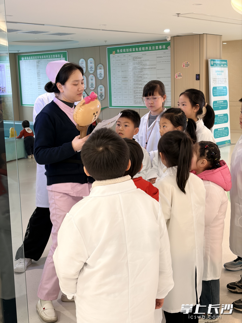 孩子们走进预防接种科，在护士指导下模拟疫苗准备、消毒、接种全流程。
