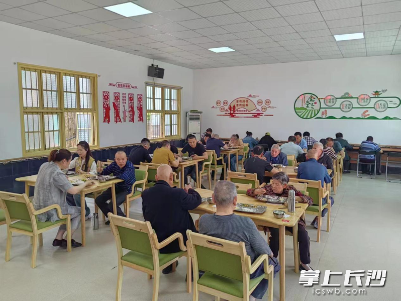 老人在社区养老食堂用餐。均为市民政局供图