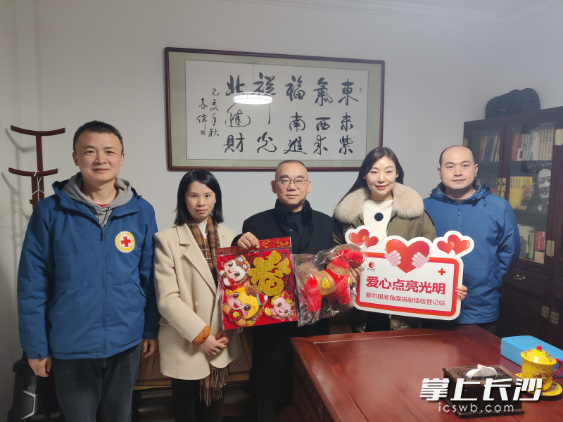 湖南省红十字会携手长沙爱尔眼库工作人员慰问遗体角膜捐献家属,提前送去新春祝福。 长沙晚报通讯员 杨丽红 夏旭东 供图 湖南省红十字会携手长沙爱尔眼库工作人员慰问遗体角膜捐献家属,提前送去新春祝福。 长沙晚报通讯员 杨丽红 夏旭东 供图