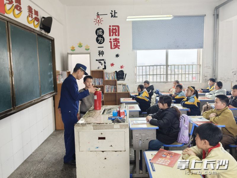 消防宣传员为学生讲解灭火器的使用方法。 长沙晚报通讯员 王磊 摄