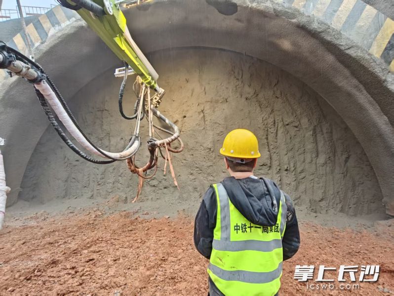 项目团队依托先进技术和专项研究成果，克服施工难题，确保顺利施工。