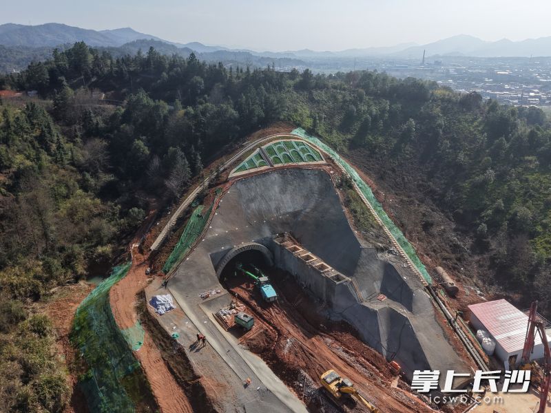 3月11日，强盛隧道顺利进洞施工，标志着长赣高铁湖南段建设迈向新阶段。 均为通讯员供图