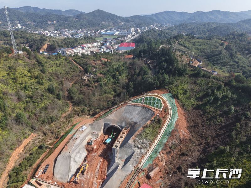 强盛隧道位于浏阳市大瑶镇，全长559.4米，为单洞双线隧道。