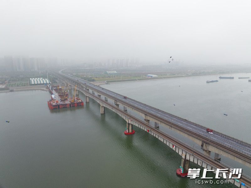3月17日，长赣高铁长沙湘江铁路特大桥主桥首个主墩桩基完工。均为长沙晚报全媒体记者 邹麟 摄