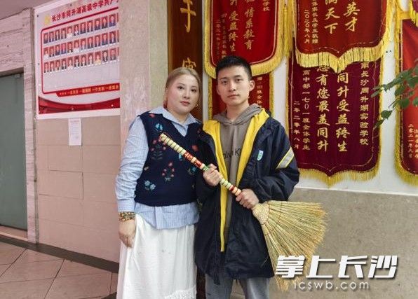 “希望他能扫清一切荆棘障碍,前途坦荡。”2302班杨逸的妈妈何女士为他准备了一把定制的扫帚作为成人礼礼物。 均为长沙晚报通讯员胡琨彬摄 “希望他能扫清一切荆棘障碍,前途坦荡。”2302班杨逸的妈妈何女士为他准备了一把定制的扫帚作为成人礼礼物。 均为长沙晚报通讯员胡琨彬摄