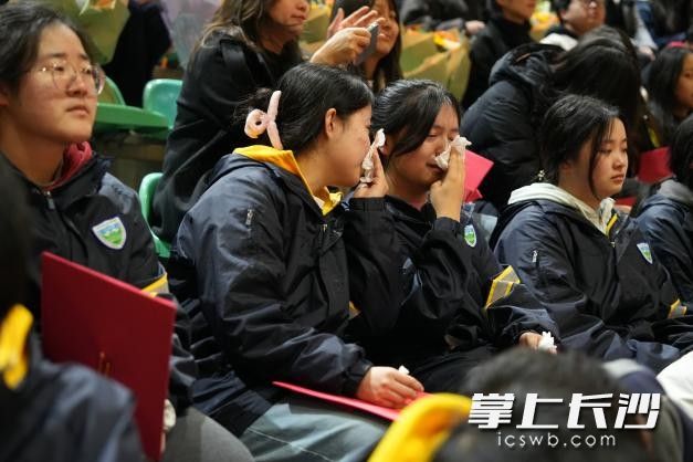 “赠信父母”环节也是催泪环节。 “赠信父母”环节也是催泪环节。