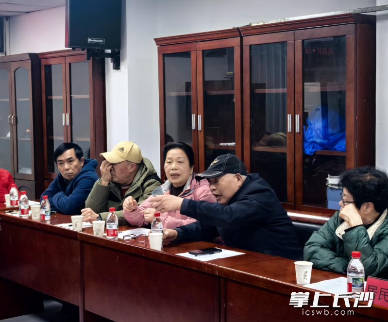 民意交流环节气氛热烈又务实。 民意交流环节气氛热烈又务实。