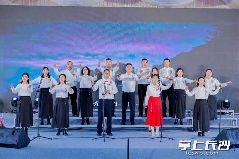 合唱表演。 合唱表演。