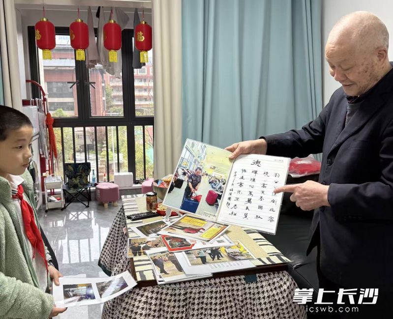 刘爷爷向胡嘉程逐一展示珍藏的感谢信。 均为长沙晚报全媒体记者罗芳摄