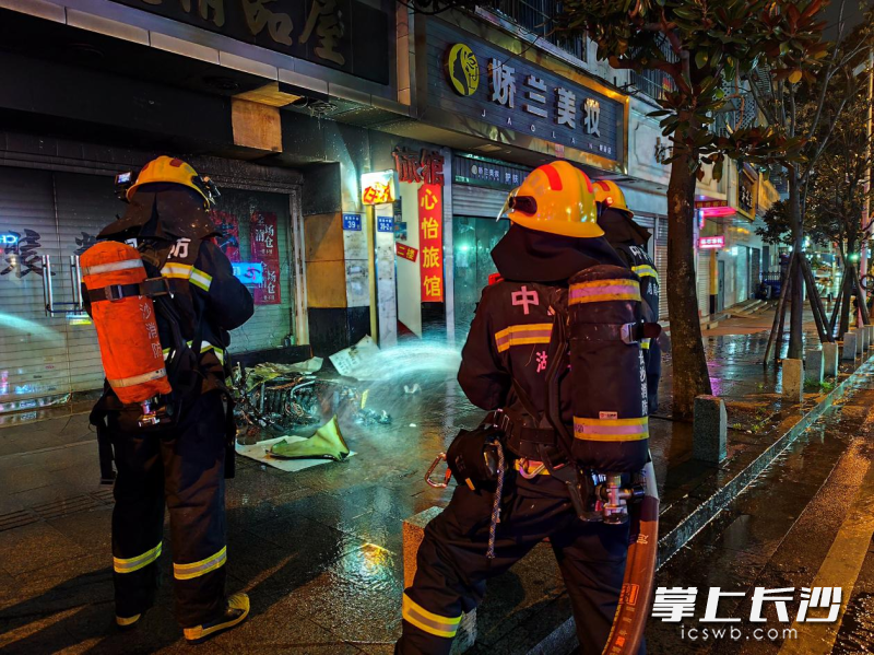 消防员正在灭火。长沙晚报通讯员 徐秋华 摄