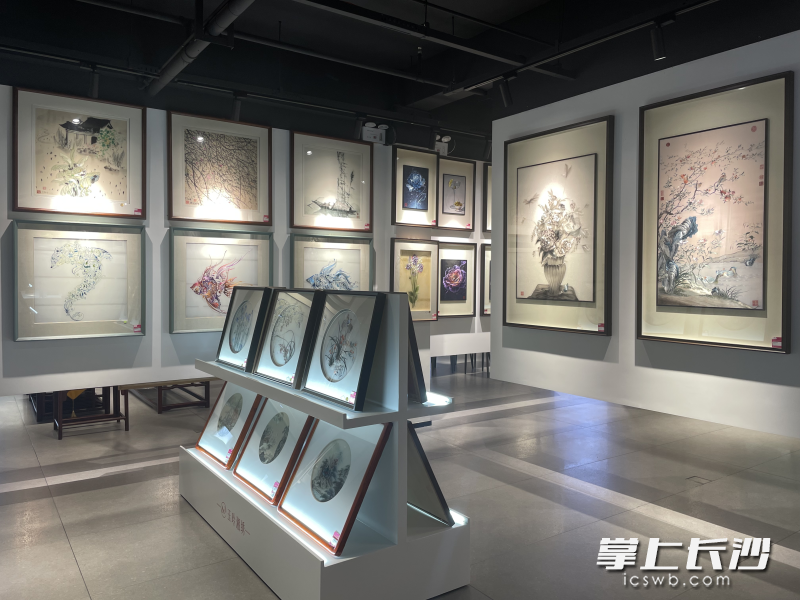 玉玲湘绣展厅里的湘绣作品。
