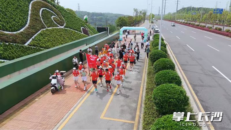 市民朋友积极参与5公里绿心体验行。