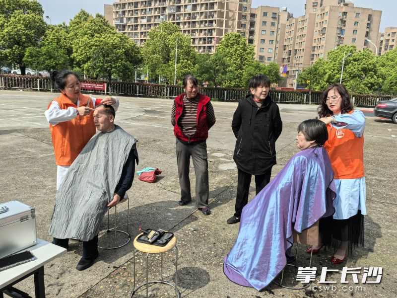 志愿者在进行爱心义剪。