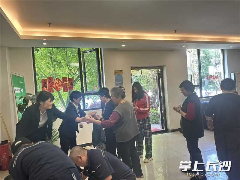 芙蓉区新桥新村社区联合中欣楚天物业开展“友爱邻里三月三”赠送荠菜煮鸡蛋活动。 长沙晚报通讯员 戴喜文 供图 芙蓉区新桥新村社区联合中欣楚天物业开展“友爱邻里三月三”赠送荠菜煮鸡蛋活动。 长沙晚报通讯员 戴喜文 供图