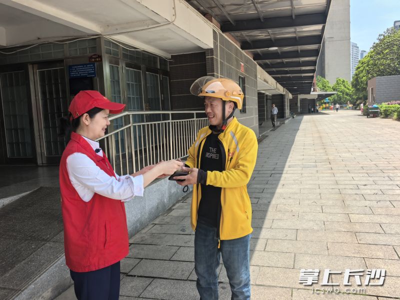 4月19日,长沙多个社区联合辖区物业企业,开展荠菜煮鸡蛋暖心活动。图为雨花区高升社区迎新佳苑小区内,沁园物业开展“浓情三月三·荠菜煮鸡蛋暖邻里”主题活动。 长沙晚报通讯员 贺银梅 供图 4月19日,长沙多个社区联合辖区物业企业,开展荠菜煮鸡蛋暖心活动。图为雨花区高升社区迎新佳苑小区内,沁园物业开展“浓情三月三·荠菜煮鸡蛋暖邻里”主题活动。 长沙晚报通讯员 贺银梅 供图