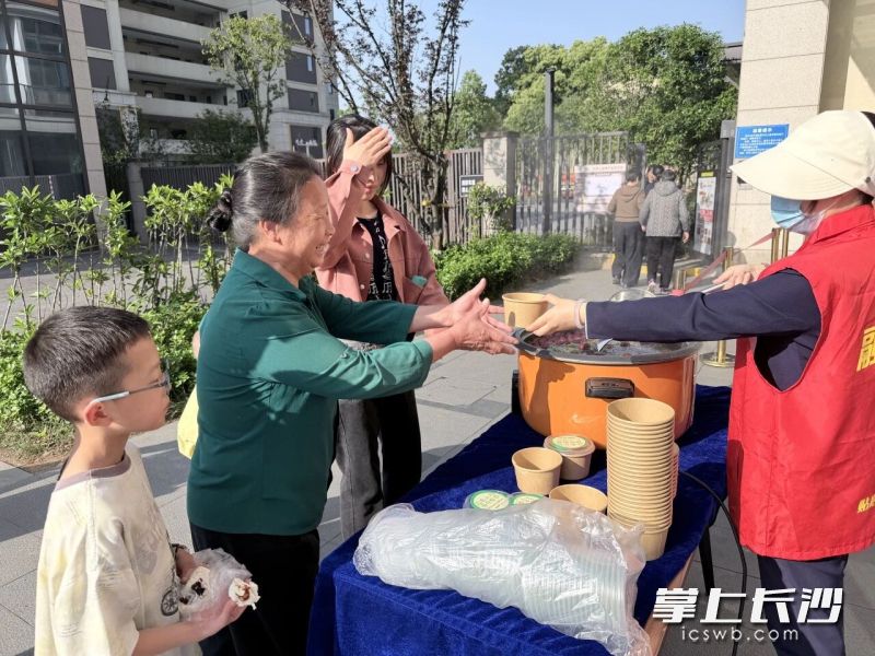 芙蓉区东岸街道东瑞社区联合辖区长城物业在三月初三当天组织开展“荠菜煮鸡蛋”主题活动。 长沙晚报通讯员 唐维 供图 芙蓉区东岸街道东瑞社区联合辖区长城物业在三月初三当天组织开展“荠菜煮鸡蛋”主题活动。 长沙晚报通讯员 唐维 供图