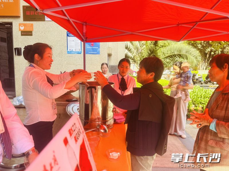芙蓉区东湖街道姚托湾社区开展荠菜煮鸡蛋暖心活动。 长沙晚报通讯员 宋喆 供图 芙蓉区东湖街道姚托湾社区开展荠菜煮鸡蛋暖心活动。 长沙晚报通讯员 宋喆 供图