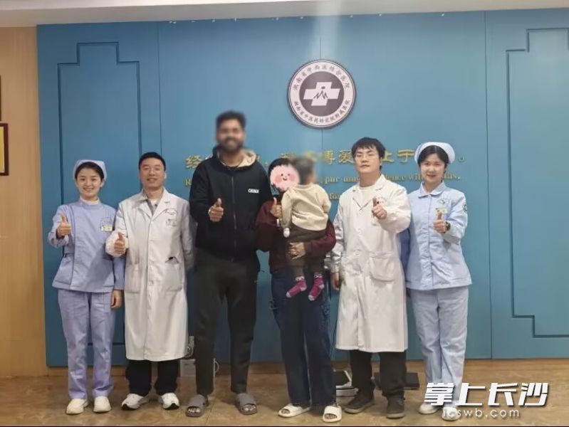 术后第三天,患者伤口愈合良好顺利出院,一家三口和医护人员留影。通讯员 供图 术后第三天,患者伤口愈合良好顺利出院,一家三口和医护人员留影。通讯员 供图