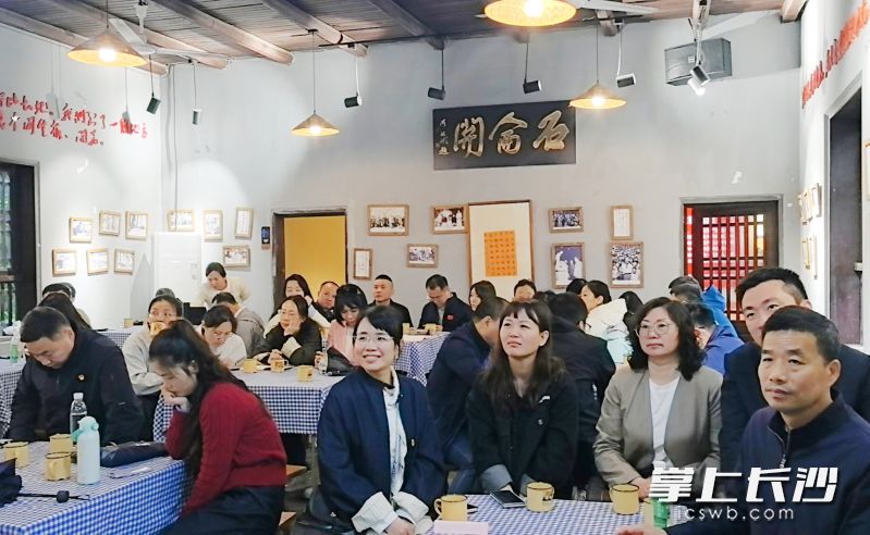 学员们沿着青年毛泽东游学之路的足迹走进石仑关。 长沙晚报全媒体记者 张禹 摄 学员们沿着青年毛泽东游学之路的足迹走进石仑关。 长沙晚报全媒体记者 张禹 摄