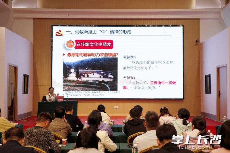学员们认真听课,筑牢对党忠诚的政治根基。 学员们认真听课,筑牢对党忠诚的政治根基。