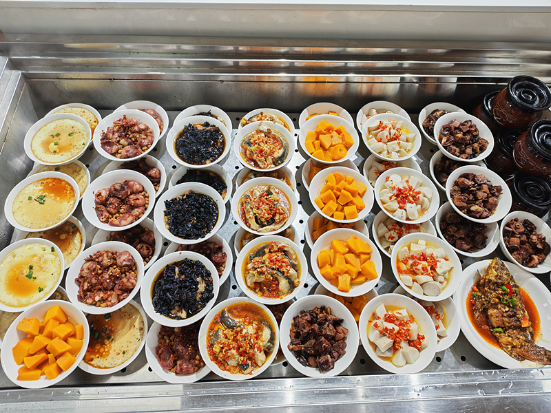 为就餐群众提供干净卫生、营养可口的餐食。 为就餐群众提供干净卫生、营养可口的餐食。